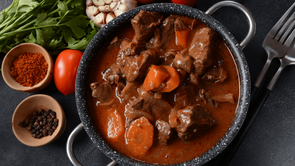 Bœuf bourguignon dans un plat avec légumes et épices